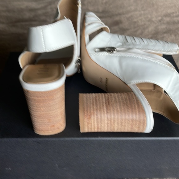 💋SALE💋Neiman Marcus Ivory Leather Gladiator Sandals Zip Closure, Heel 3.5’’. - Picture 6 of 6